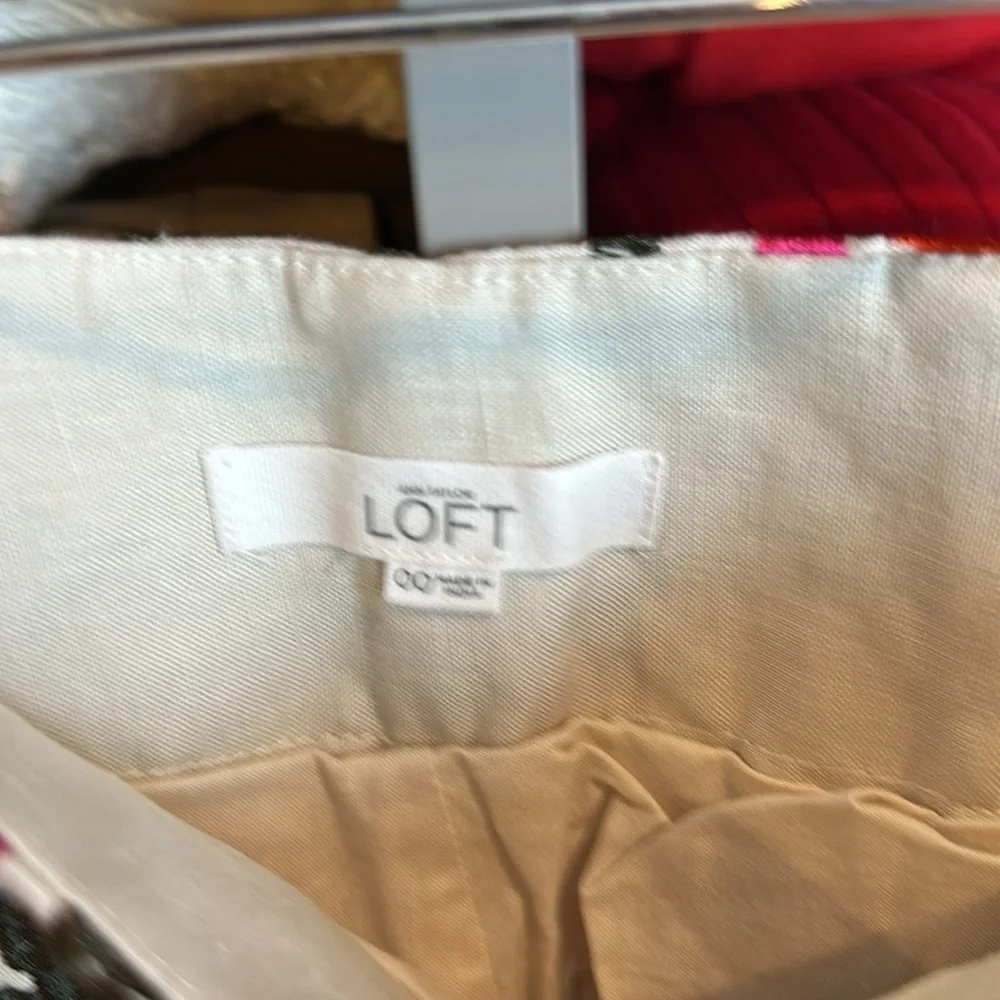 Loft Riviera size 00 (fits like 0-2) cream/pink/green patterned 3 1/2” shorts​